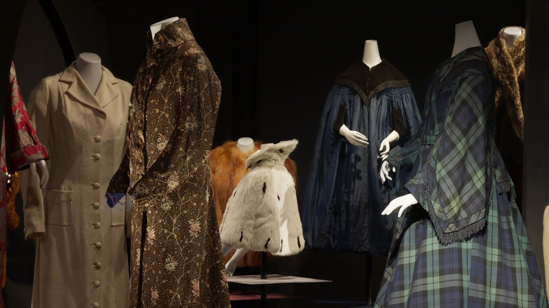 Tentoonstelling Jas aan!: opstelling van jassen en mantels in de kostuumvitrine
